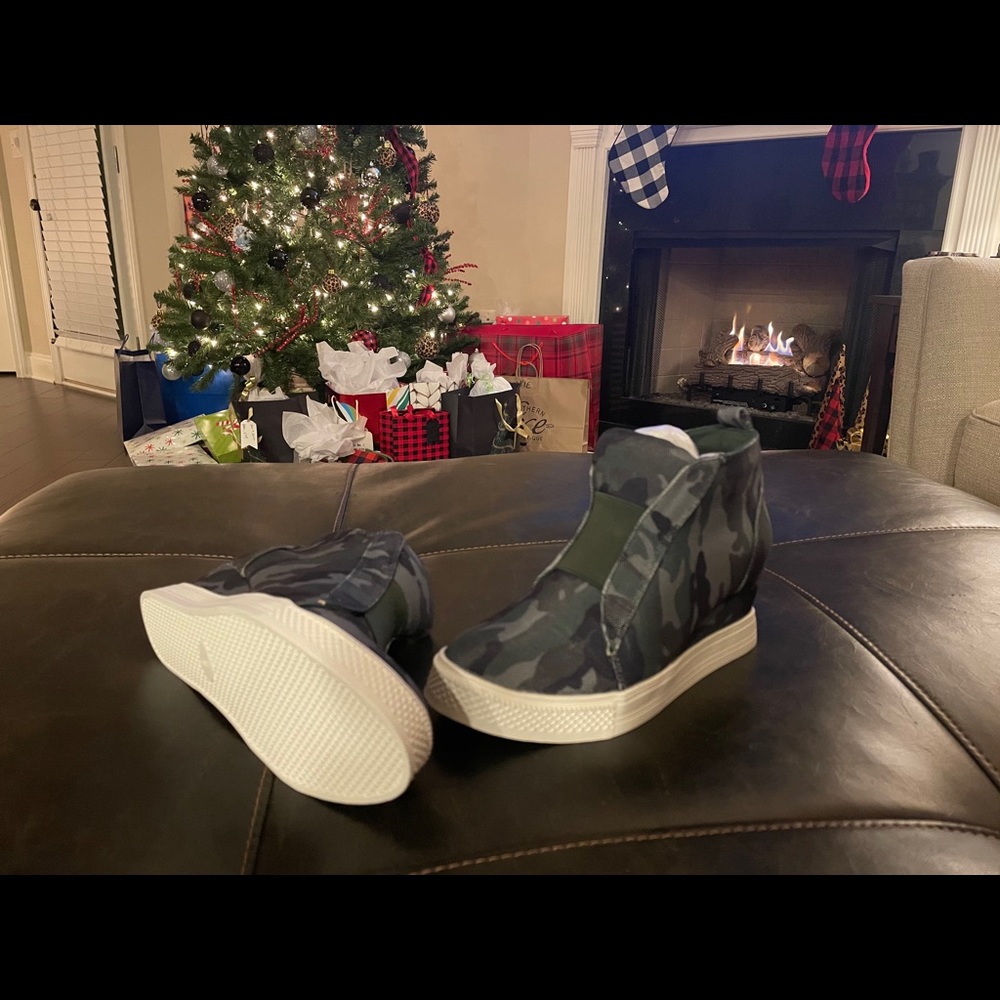 Women’s camo booties